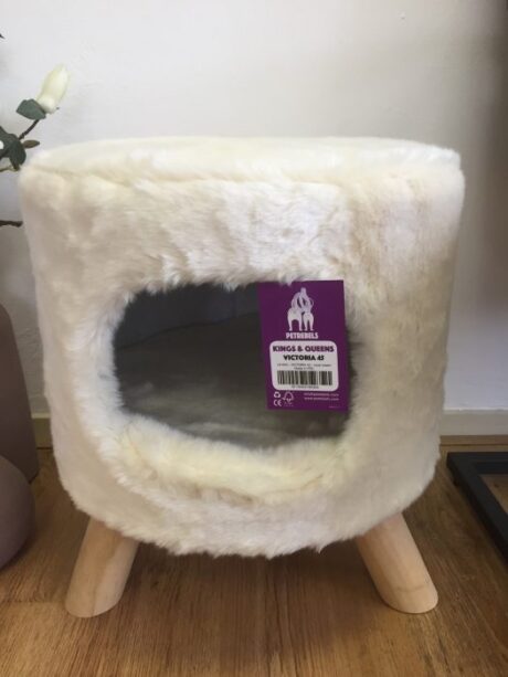 The Kings & Queens Victoria 45cm cat bed (Cream)